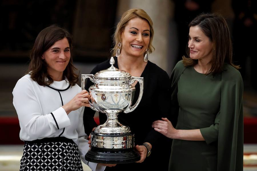 La reina Letizia, con la haltera Lidia Valentin (c.) y la palista Maialen Chourraut, durante el acto. 