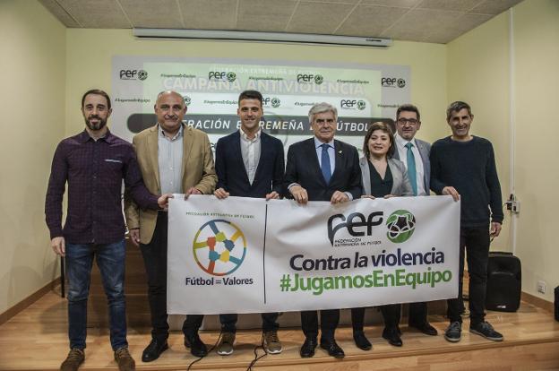 Presentación de la campaña contra la violencia de la Federación Extremeña de Fútbol en Badajoz. :: pakopí