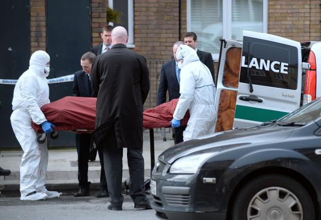 Retirada del cadáver de Eddie Hutch, hermano de 'The Monk', asesinado en Dublín en febrero de 2016. :: afp