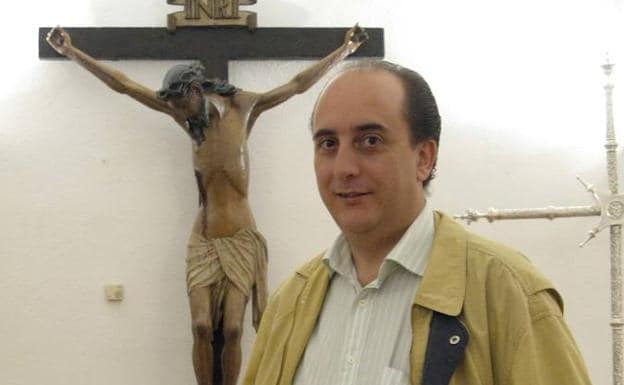 La cofradía de Los Ramos de Cáceres otorga su 'Palma de Honor' al pregonero de la Semana Santa