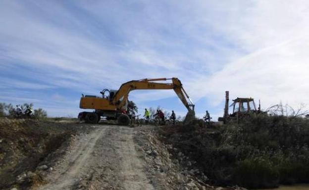 Máquina trabajando en la zona de La Parrilla