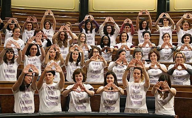 Camisetas en apoyo a la huelga feminista durante la sesión de control al Gobierno.