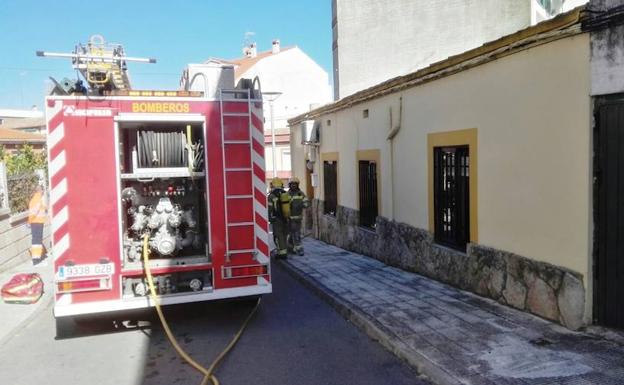 Imagen principal - Un incendio quema la cocina de una vivienda y un patio en Navalmoral de la Mata