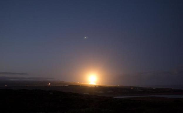 Despegue del Falcon 9 de SpaceX con el satélite de observación español PAZ.