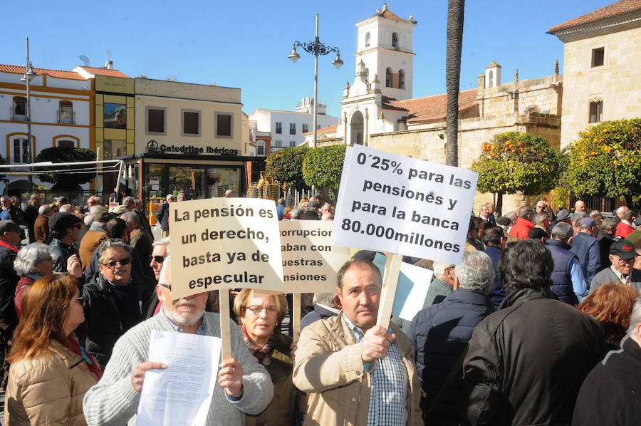 Fotos: Protesta de jubilados por unas pensiones dignas en Mérida y Almendralejo
