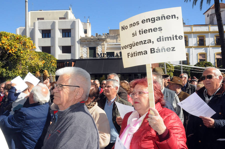 Fotos: Protesta de jubilados por unas pensiones dignas en Mérida y Almendralejo