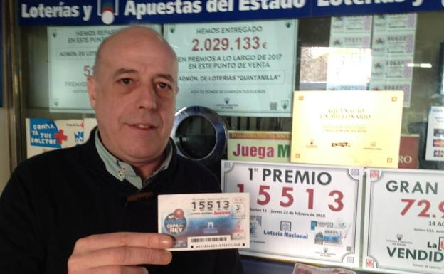 El lotero Francisco Quintanilla, con el boleto agraciado que él compró porque es abonado del número:: BRÍGIDO