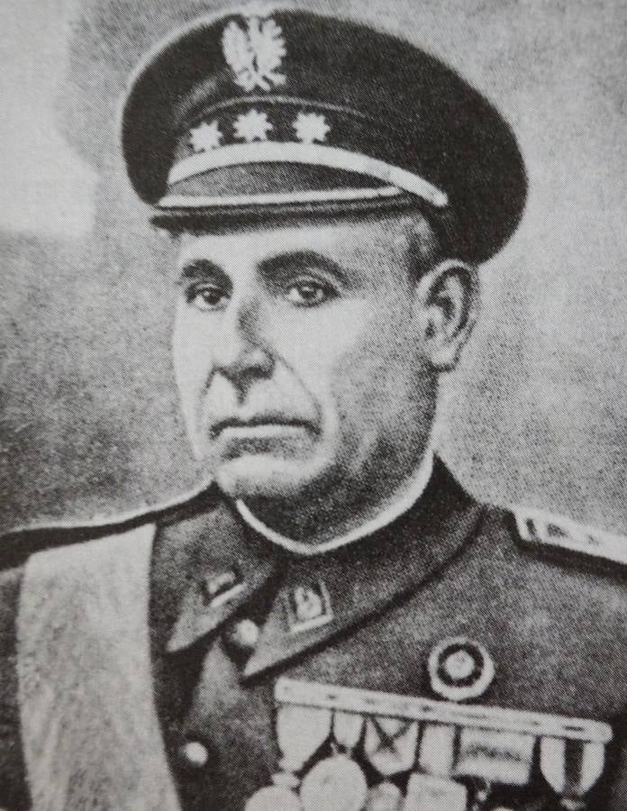 17-Martín Bravo, héroe de Villamesías. Presidió el Hogar Extremeño en Valencia.