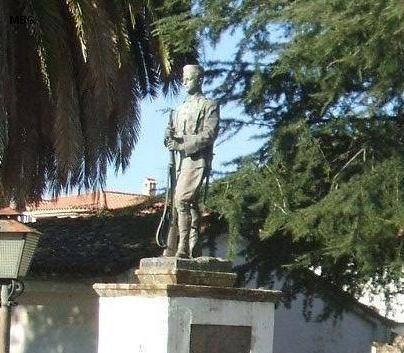 19-Escultura en Villanueva de la Sierra dedicada a Inocencio Rubio Gallego, que murió en combate en 1921. 