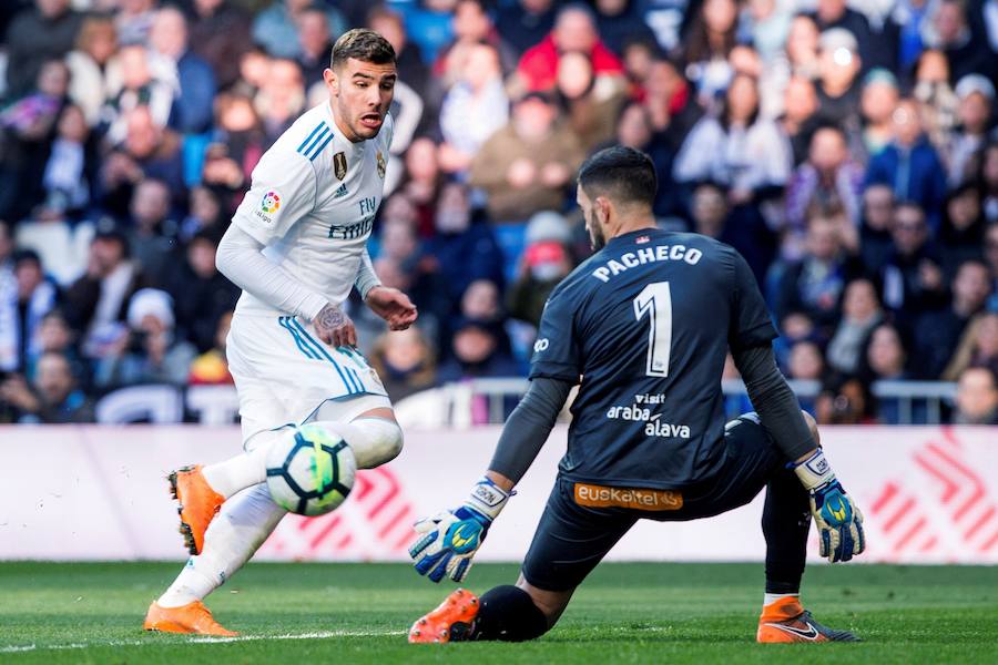 El conjunto de Zinedine Zidane logró su cuarta victoria consecutiva en Liga tras imponerse al cuadro babazorro con un doblete de Cristiano Ronaldo y tantos de Bale y Benzema, este último de penalti. 