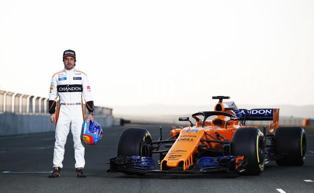 Fernando Alonso, junto al McLaren MCL33. 