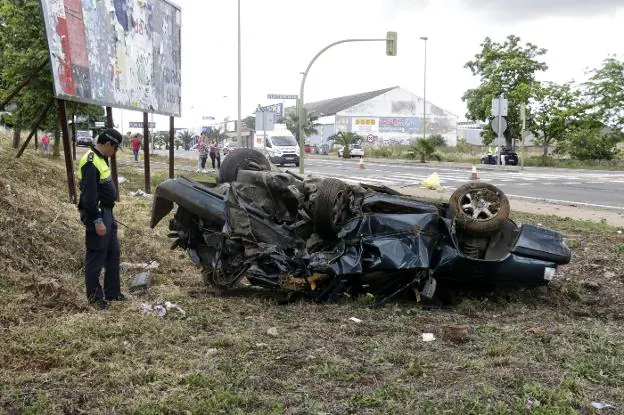 Imagen del accidente, con uno de los coches siniestrados, en el que viajaba un matrimonio. :: HOY