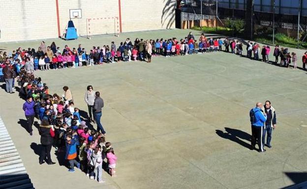 Alumnos del CEIP San José en un acto por la paz el pasado día 2 de febrero. / :: Mario / MS