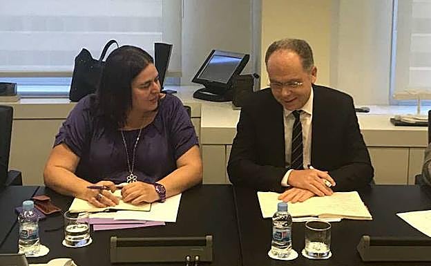 Imagen de archivo de una reunión de la consejera extremeña con el presidente de Adif:: HOY