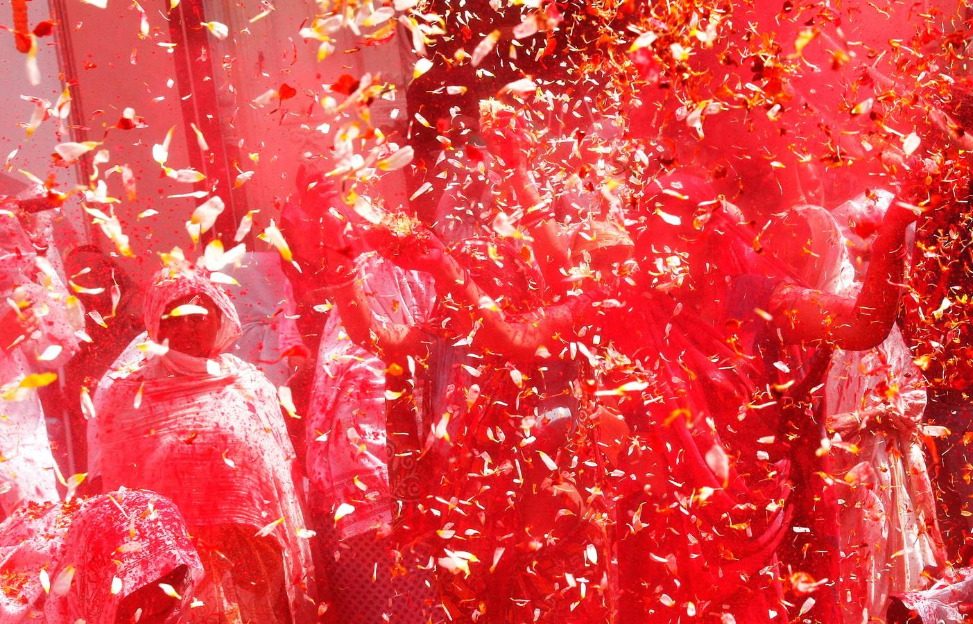 Una multitud participa en la celebración del Holi en Uttar Pradesh (India)