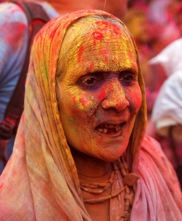 Una multitud participa en la celebración del Holi en Uttar Pradesh (India)