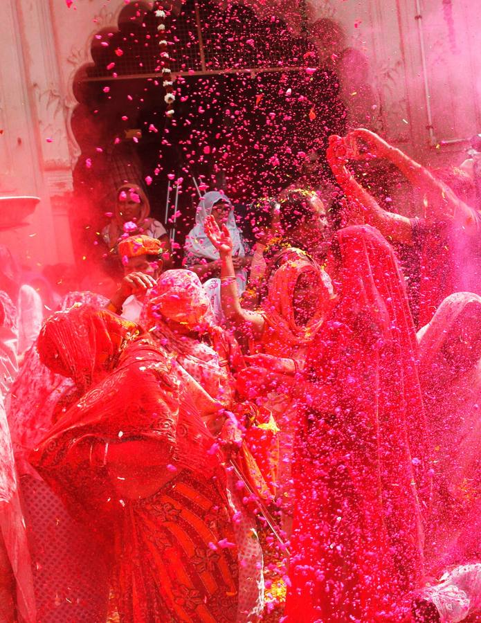 Una multitud participa en la celebración del Holi en Uttar Pradesh (India)