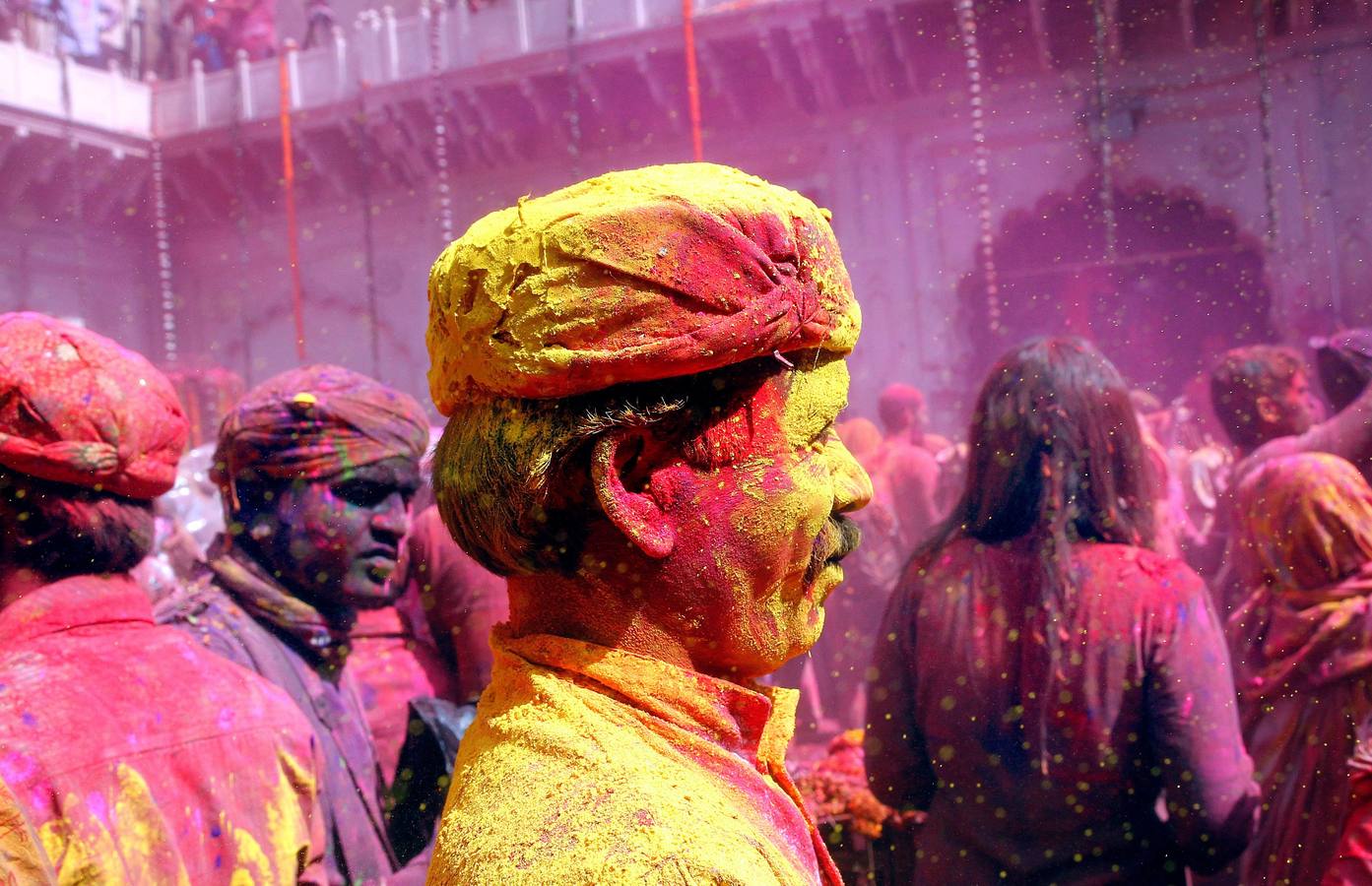 Una multitud participa en la celebración del Holi en Uttar Pradesh (India)