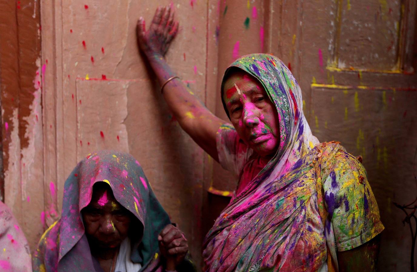 Una multitud participa en la celebración del Holi en Uttar Pradesh (India)