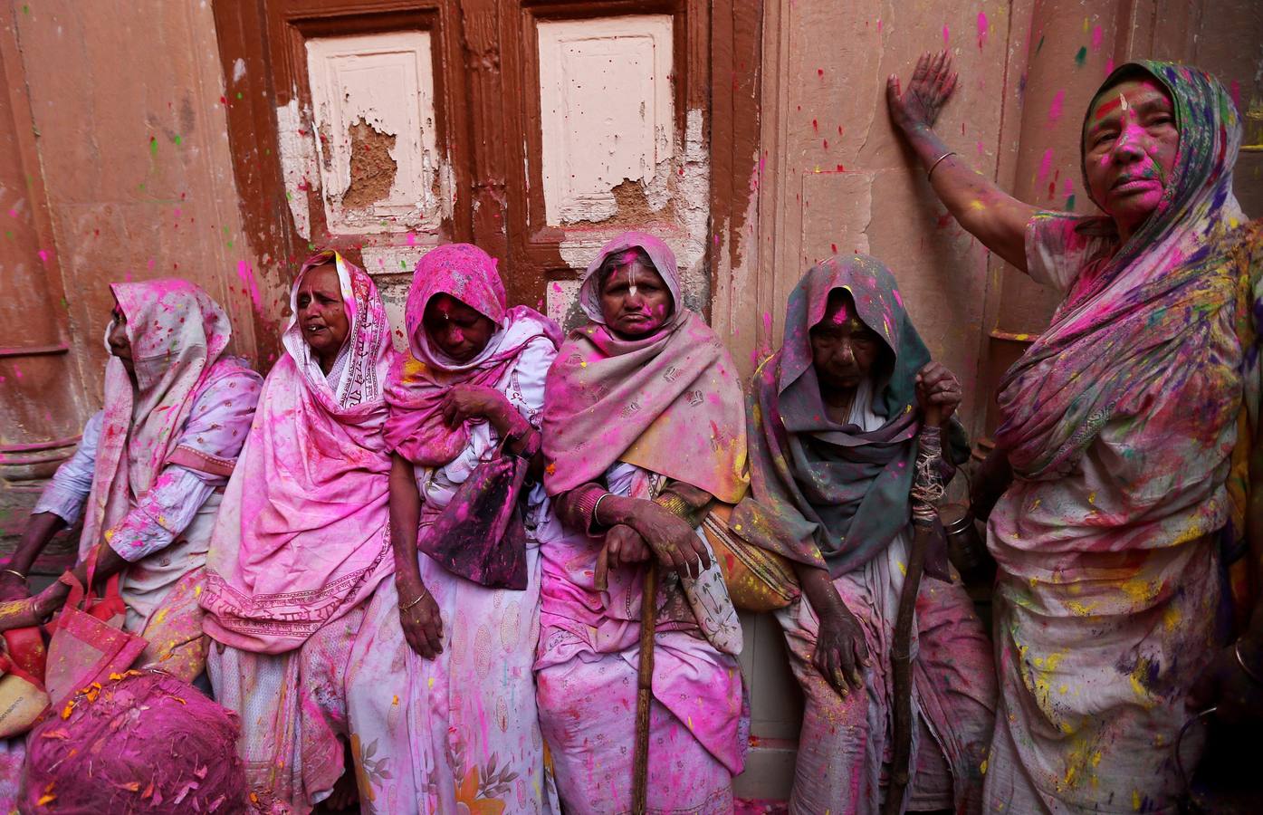 Una multitud participa en la celebración del Holi en Uttar Pradesh (India)