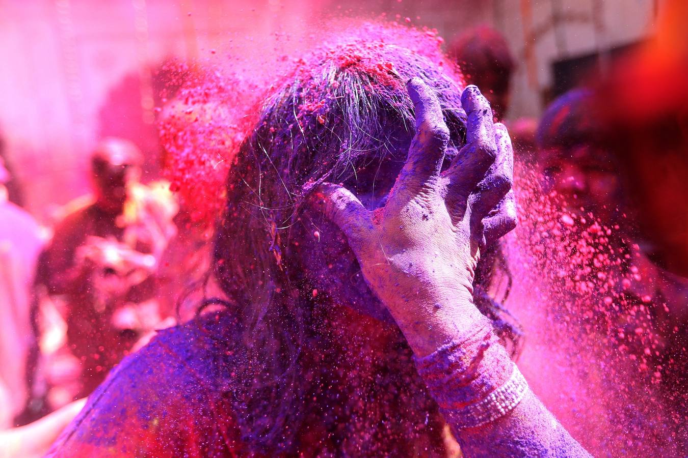 Una multitud participa en la celebración del Holi en Uttar Pradesh (India)