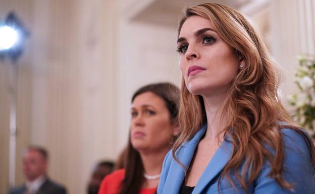 Hicks observa un discurso de Trump.