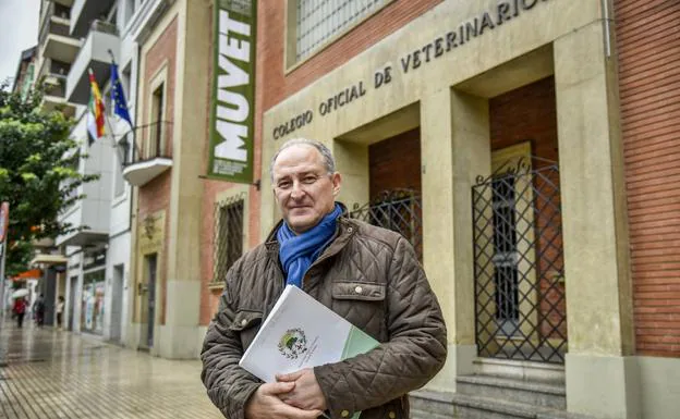El presidente del Colegio de Veterinarios, José Marín Sánchez, a las puertas de su sede. :: J.V. ARNELAS