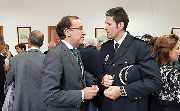 Rafael Mateos, concejal del área, conversa con el jefe de la Policía Local, Benedicto Cacho, en un acto de esta mañana