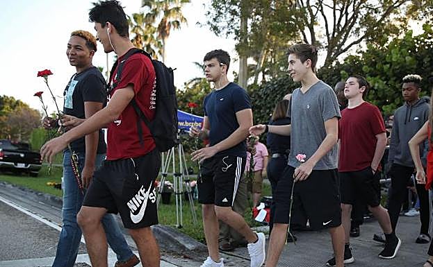 Varios alumnos regresan a la escuela.