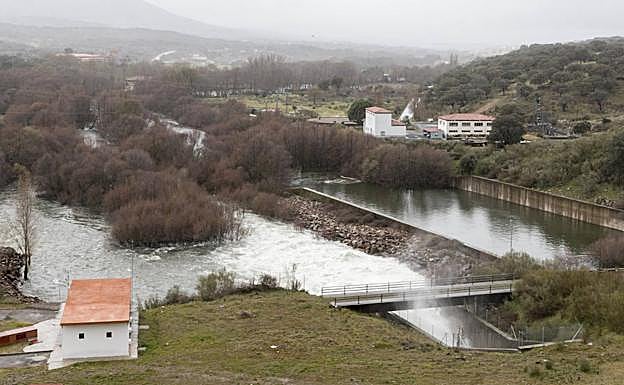 Compuertas abiertas en el embalse de Jerte-Plasencia, ayer. :: andy solé