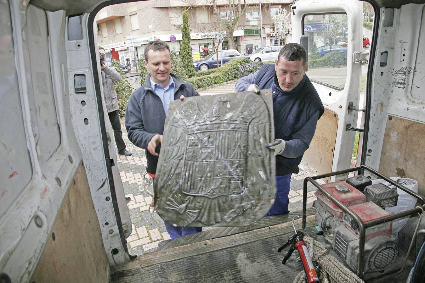 5-El 25 de marzo el Ayuntamiento de Cáceres retiró el escudo de los Reyes Católicos por “franquista”.