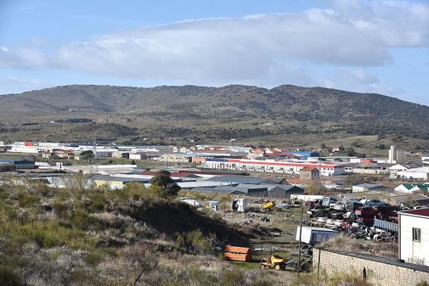 Vista general de la sierra de Berenguer, donde se instalarán los 15 aerogeneradores. :: david palma