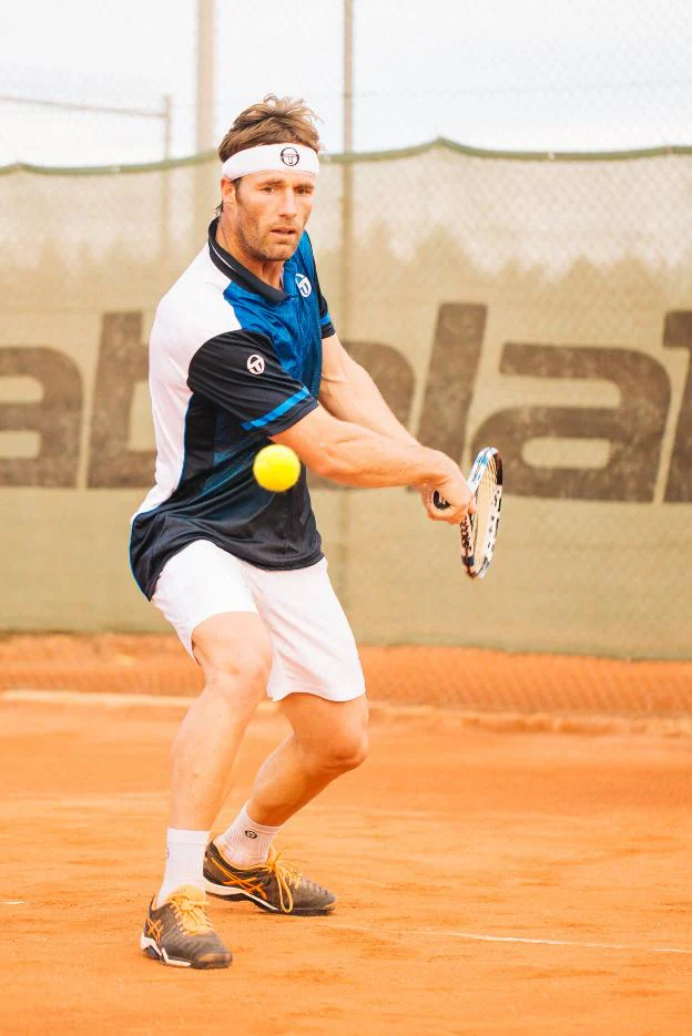 Dani Gimeno golpea la bola con su revés a dos manos durante un entrenamiento en la academia Lozano Altur de Silla (Valencia). 