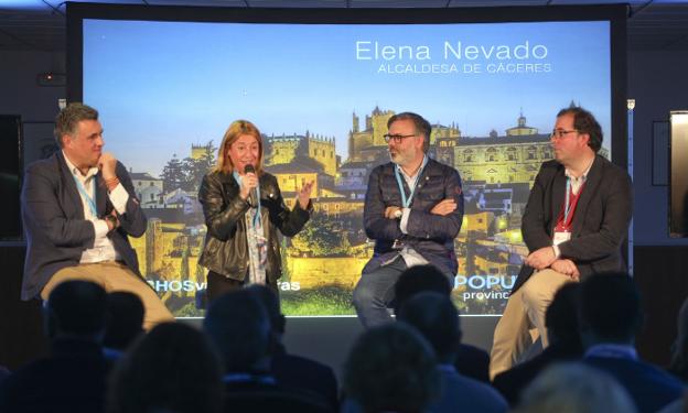 Elena Nevado con los alcaldes de Coria, Plasencia y Trujillo. :: a.m.