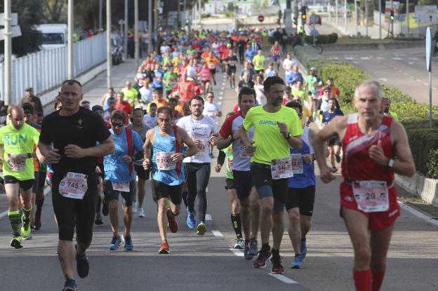 Casi 2.000 atletas participaron en la media maratón. :: j. m. romero
