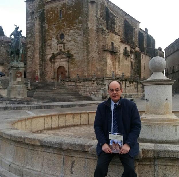 Ramos Rubio delante de la iglesia de San Martín. :: JSP