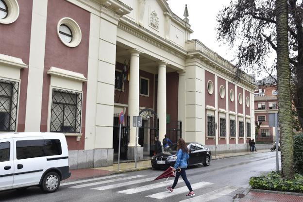 Fachada principal del instituto Zurbarán, en la avenida de Huelva. :: j. v. arnelas