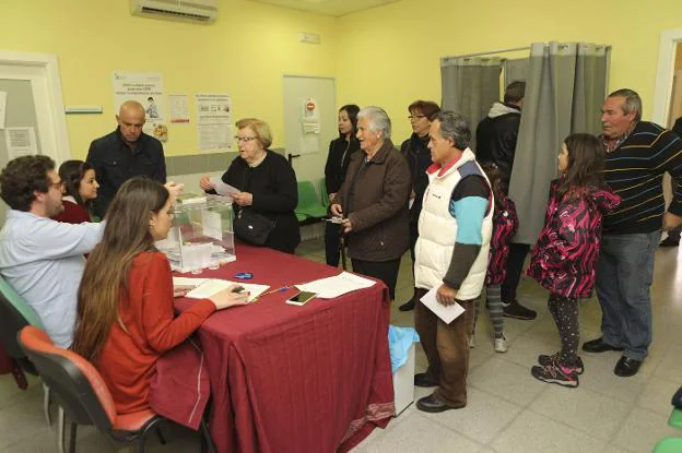 Momento de la votación en el referéndum de Aldea del Cano al mediodía de ayer. :: armando méndez