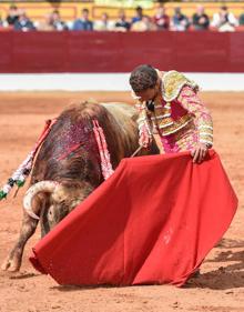 Imagen secundaria 2 - 1.Roca Rey torea de rodillas al toro que cerró plaza. 2.La terna matinal del domingo a hombros. 4. Ferrera indica la embestida al primer toro de su lote.