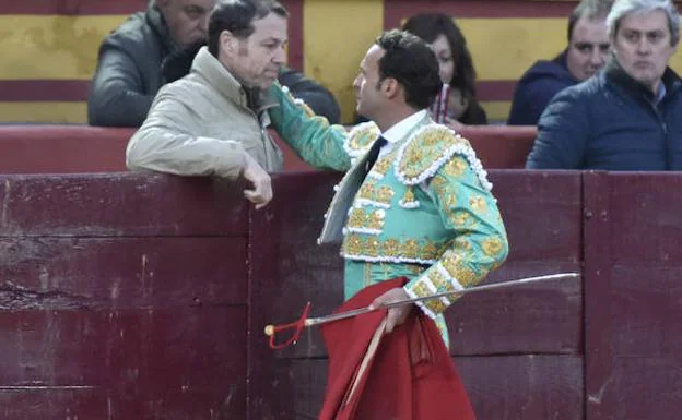 Antonio Ferrera brinda el quinto a Justo Hernández.