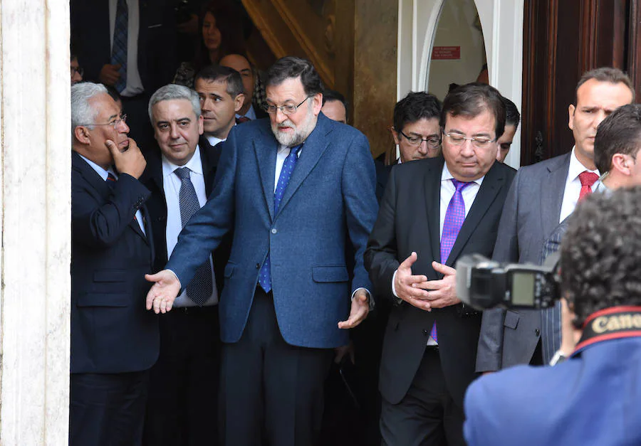 Rajoy ha asistido a la firma de la Declaración de Servicio Público de los vuelos desde el Aeropuerto de Badajoz, y se ha encontrado con el primer ministro de Portugal, Antonio Costa, en Elvas