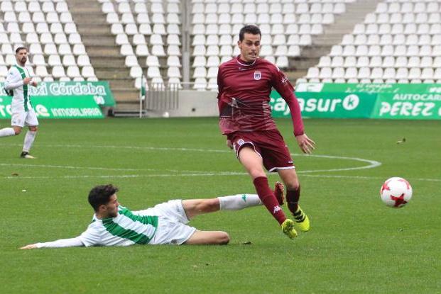 Javi Rey pudo jugar en Córdoba tras una lesión ocular. :: JUAN OBRERO