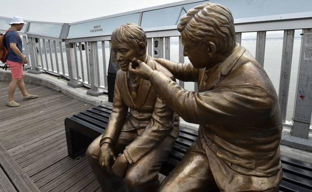 Escultura de un hombre consultando a otro en el puente Mapo (Corea del Sur) para disuadir a los suicidas que acudan al puente. 