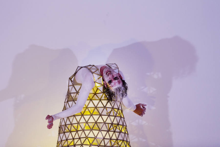 Rubén Olmo con el vestuario de Myriam Hurtado en la Bienal de Flamenco de Sevilla.