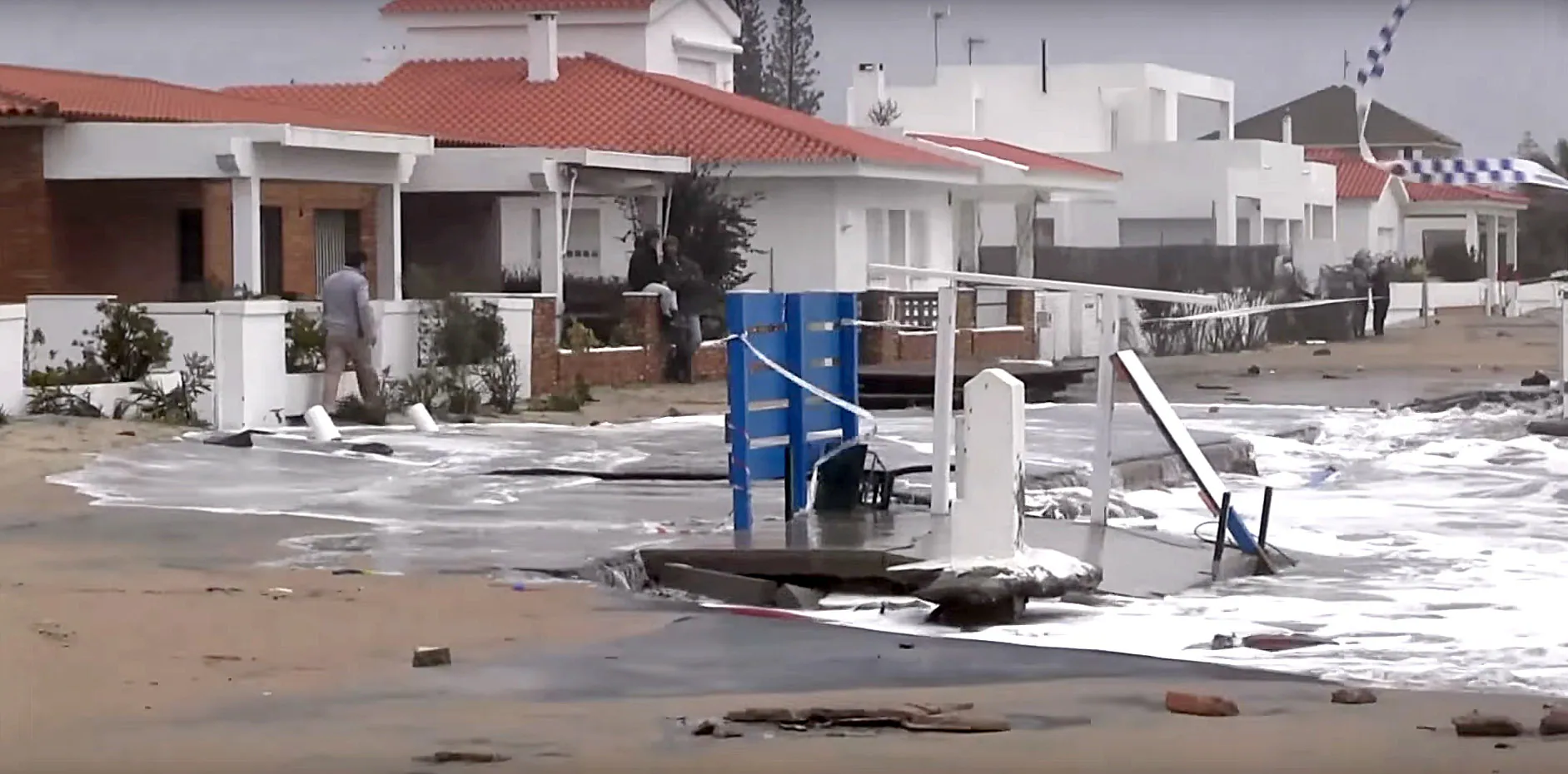 Daños causados por el temporal en viviendas de La Antilla situadas en primera línea de playa.