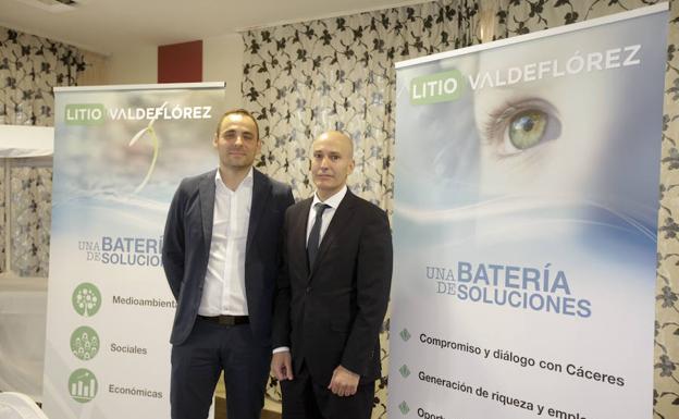Marco Sosa (dcha) y David Valls, directivos de Tecnología Extremeña del Litio. :: 
