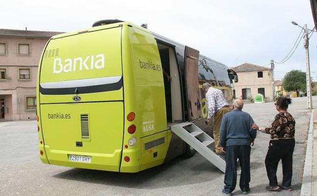 Oficina bancaria móvil en Lastras de Cuéllar (Segovia). :: hoy
