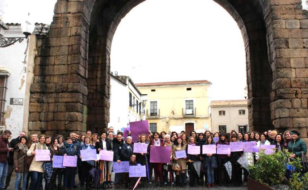 Concentración en el Arco de Trajano en Mérida 