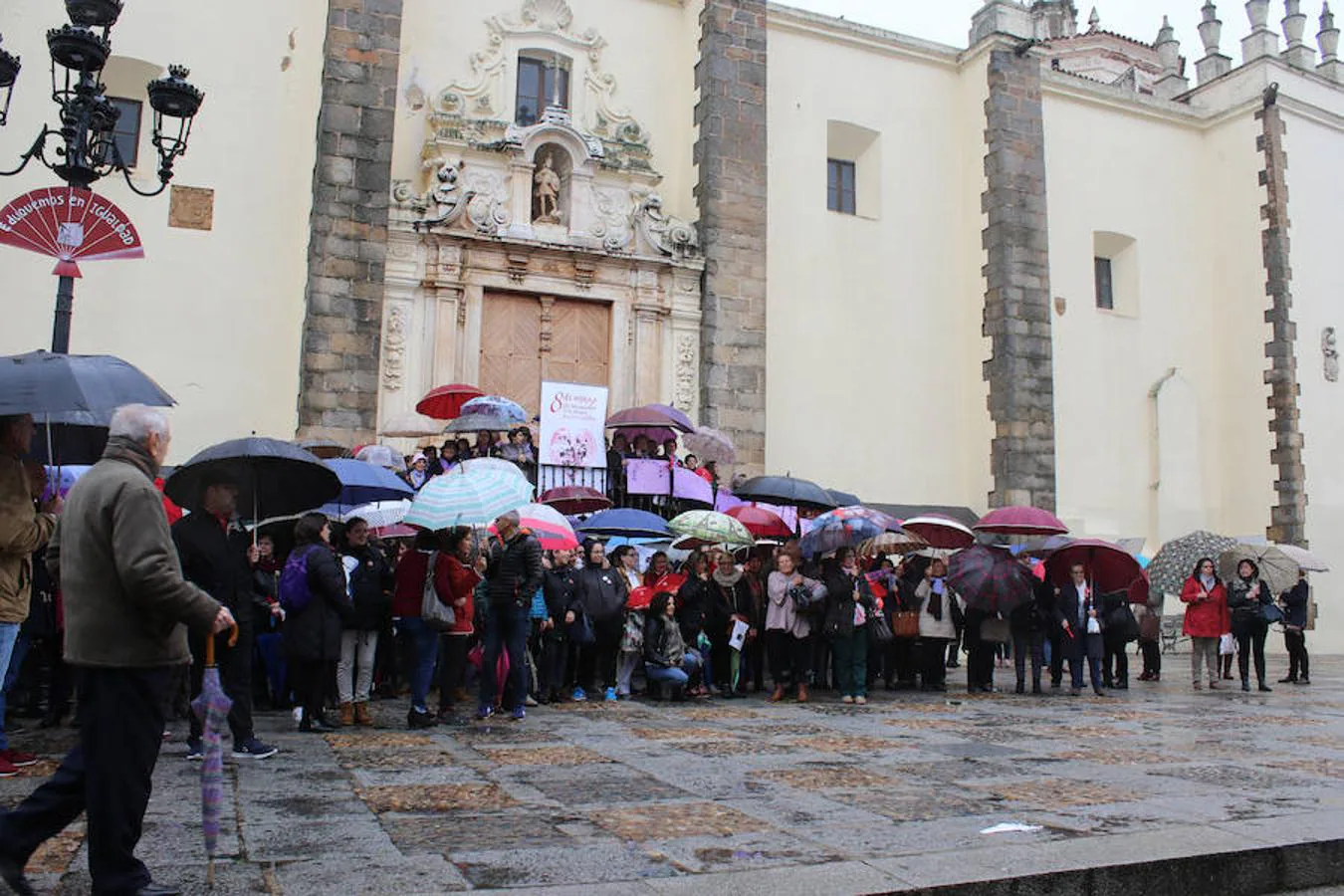 Mujeres en Jerez de los Caballeros gritando 'Vivas, libres, unidas por la igualdad'.