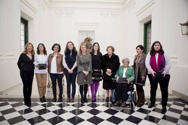 Cáceres reconoce la labor de siete mujeres